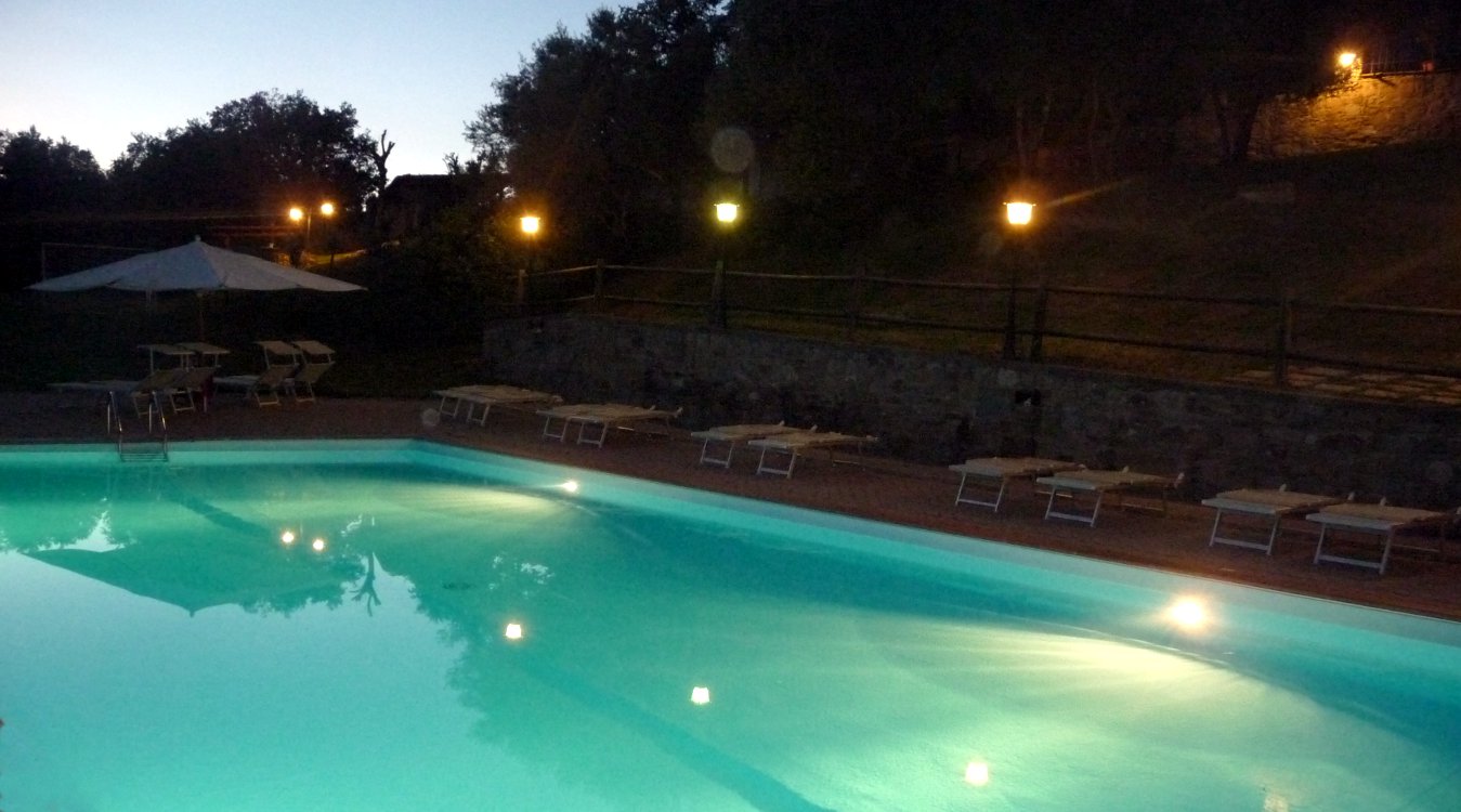 piscina_notte_poppiena